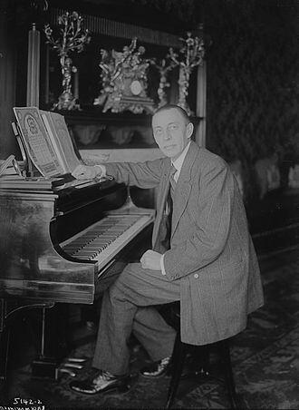 330px-Rachmaninoff_Seated_at_Steinway_Bain.jpg