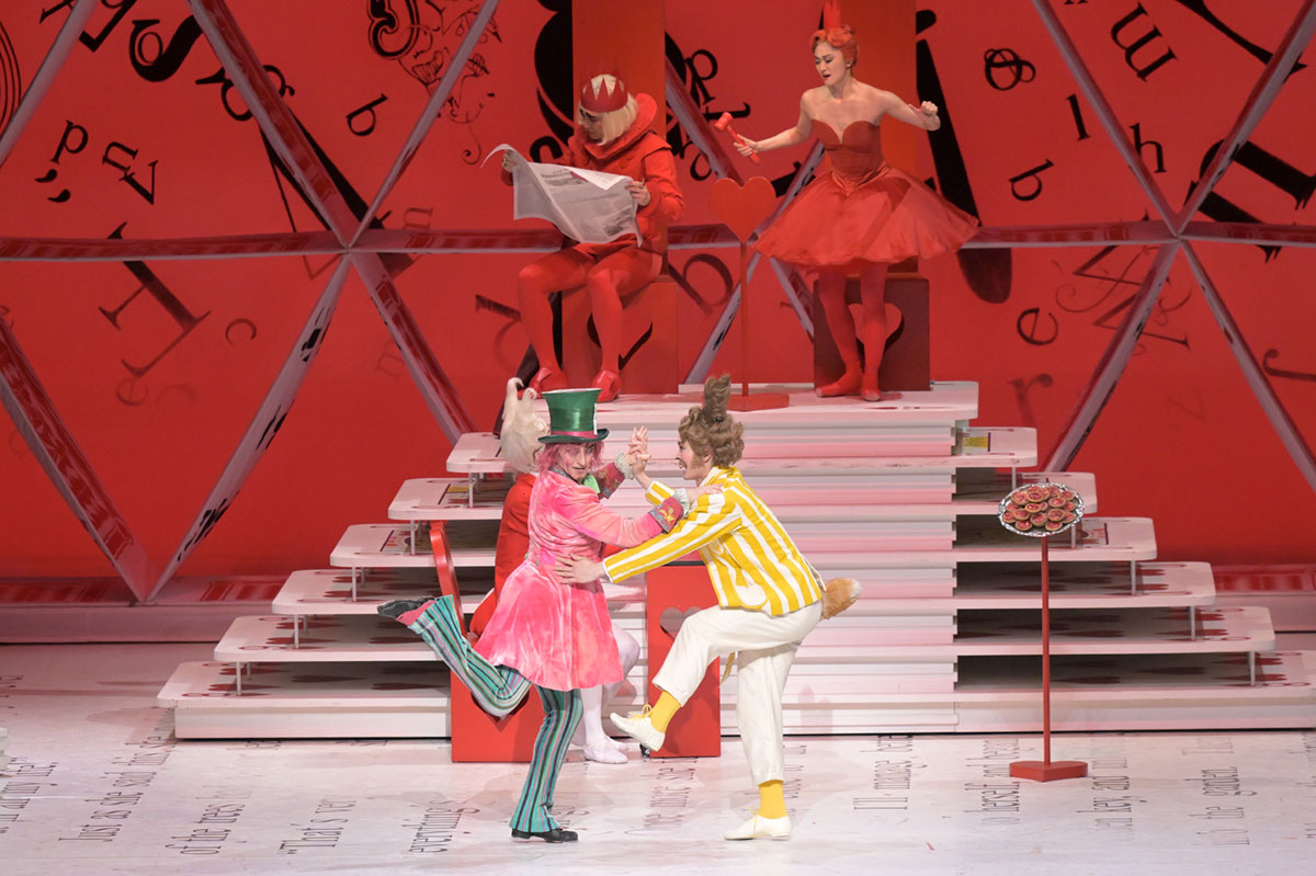 『不思議の国のアリス』三月ウサギ