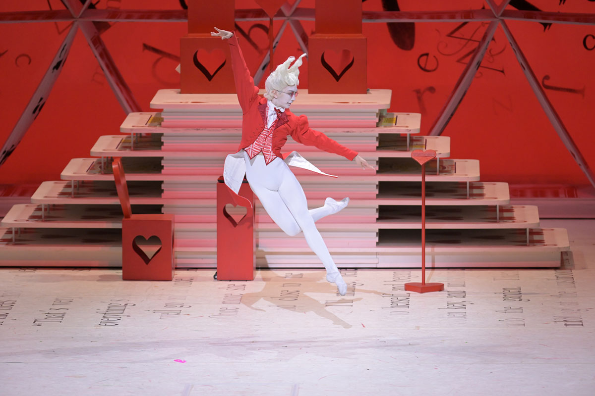 『不思議の国のアリス』白ウサギ