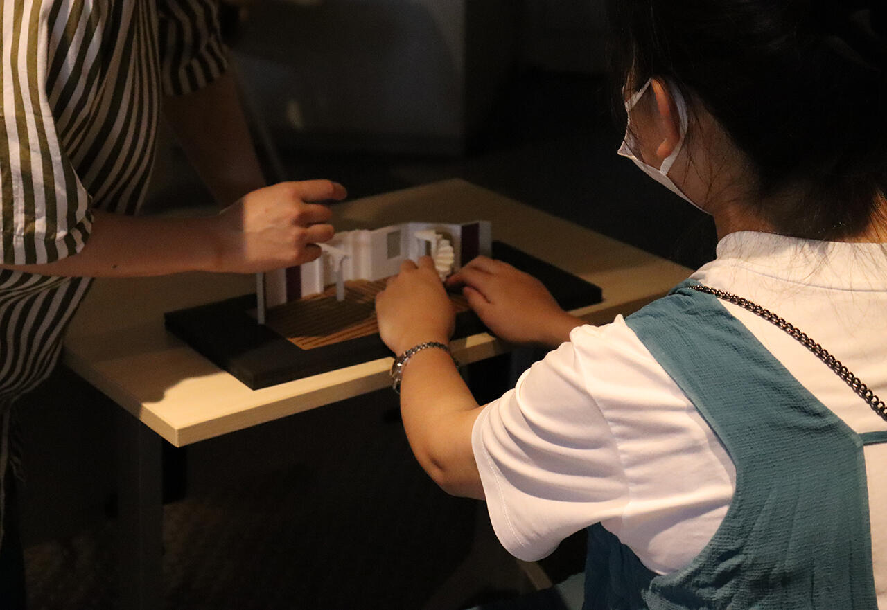 触る模型で舞台の構造をご確認いただいている写真