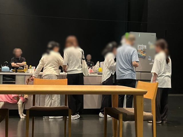 スタッフが小道具の説明をしている写真